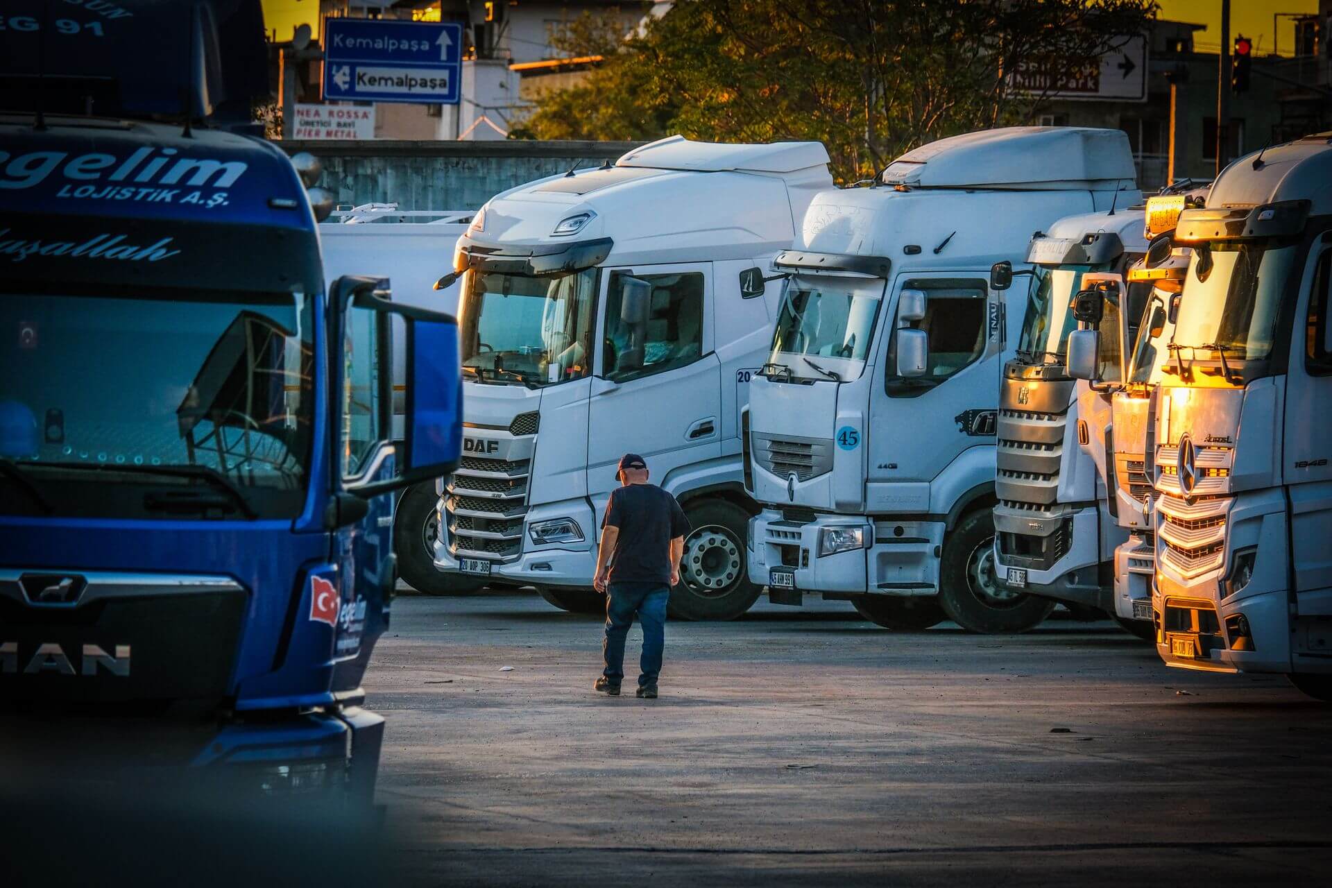 Pátio de transportadora ao fim da tarde, com carretas estacionadas